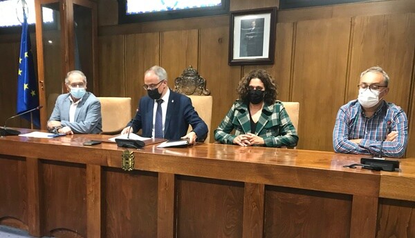 Presentación de la carrera solidaria 'A Santiago contra el cáncer' en el Ayuntamiento de Ponferrada.