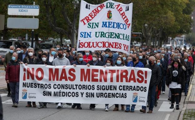 Manifestación en Ponferrada de los vecinos del municipio de Igüeña en demanda de la apertura de los consultorios./César Sánchez