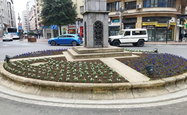 Plantación de flores en la glorieta de República Argentina./