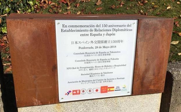 El Ayuntamiento de Ponferrada restituye la placa conmemorativa destruida por un acto vandálico junto al puente García Ojeda./