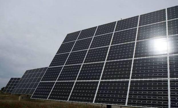 Imagen de unas placas solares en un parque fotovoltaico.