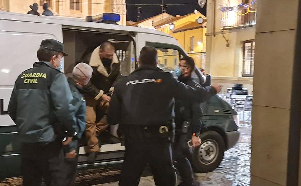 El acusado, a última hora de este jueves, llega a la Audiencia Provincial de León en un furgón de la Guardia Civil. 