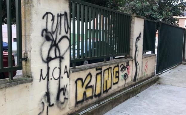 El Ayuntamiento ha eliminado las pintadas del muro perimetral del colegio público Jesús Maestro de Cuatrovientos./