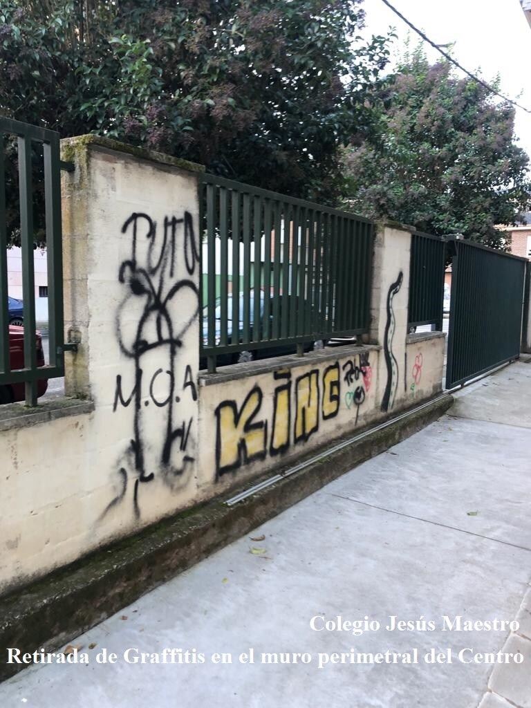El Ayuntamiento ha eliminado las pintadas del muro perimetral del colegio público Jesús Maestro de Cuatrovientos.