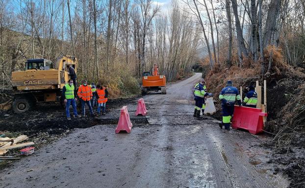 Obras de urgencia ejecutadas por la Diputación de León en la carretera de acceso a San Andrés de las Puentes.