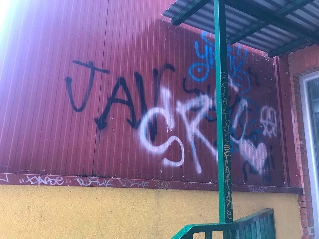 Limpieza de graffitis en los colegios de Ponferrada.