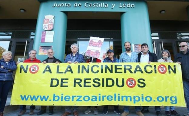 Imagen de archivo de una concentración de Bierzo Aire Limpio contra la incineración de residuos./César Sánchez
