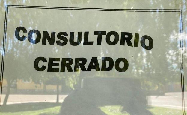 Imagen de un cartel que indica el cierre de un consultorio médico rural.