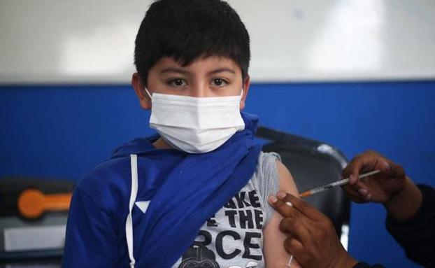 Imagen de un niño recibiendo la vacuna contra la Covid. /AFP