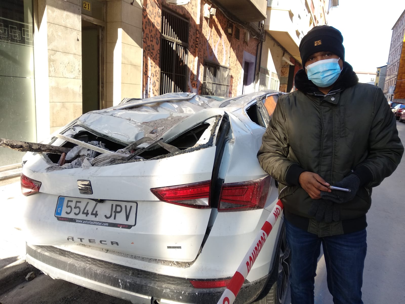José Martínez Castillo, junto a su coche que resultó siniestro total como consecuencia de la explosión.