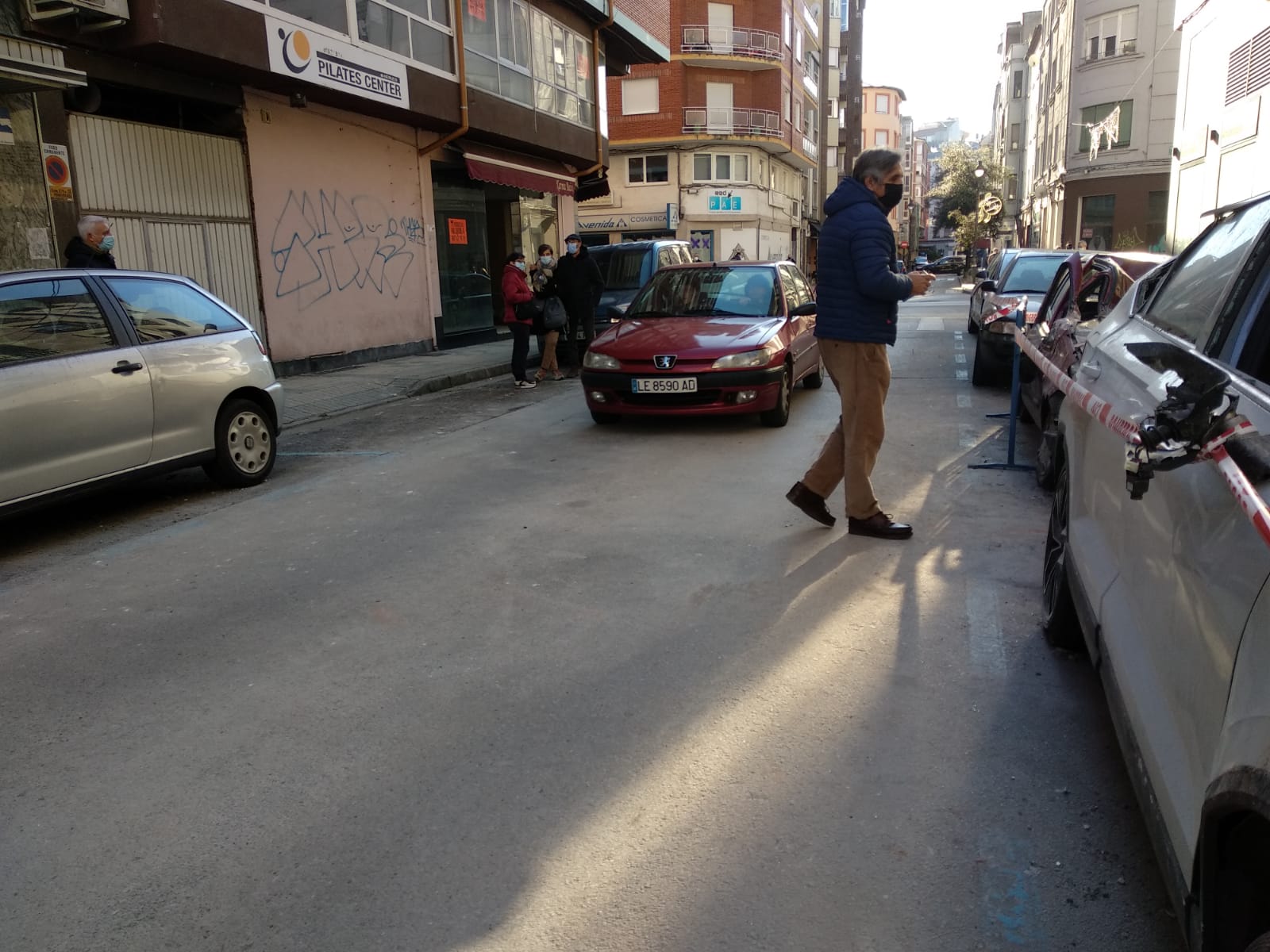 Abre al tráfico la calle Alcón tras la retirada de escombros de la explosión de un edificio. 