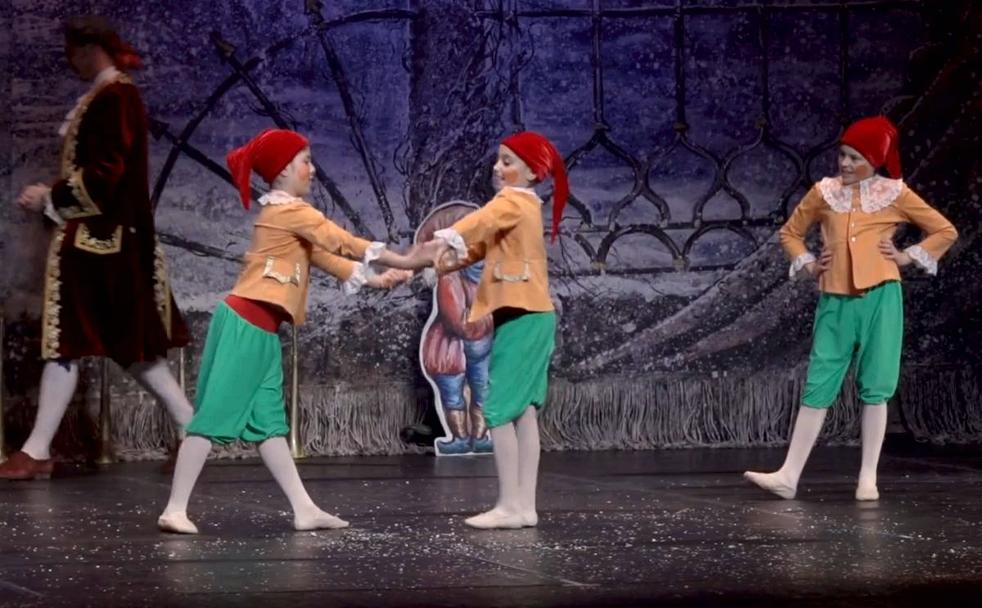 Alumnos de la Escuela de Danza Coppelia de Ponferrada en una actuación con el Ballet Imperial Ruso en 2017./