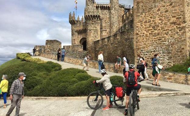 Turistas en el Castillo de los Templarios de Ponferrada./