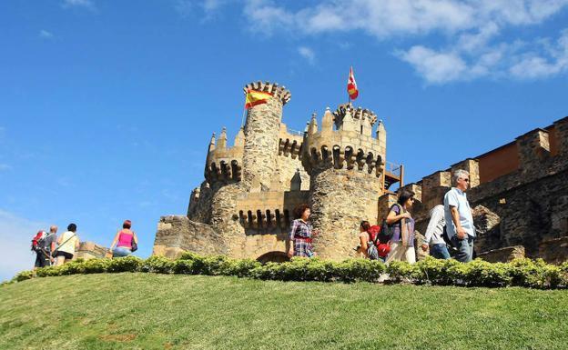 Turistas en el Castillo de los Templarios de Ponferrada./César Sánchez