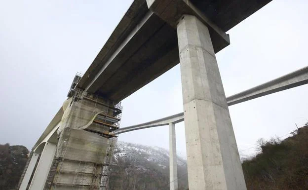 Obras en el viaducto de la autovía A-6 a su paso por la localidad de Vega de Valcarce. /César Sánchez