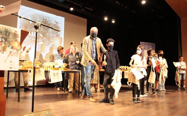 El alcalde de Ponferrada participó en la entrega de premios del V Concurso de acordeón Aris del Puerto. /