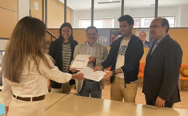 Carlos Fernández (2I) presentó este miércoles la documentación para oficializar su candidatura a la la Junta local del PP de Ponferrada./