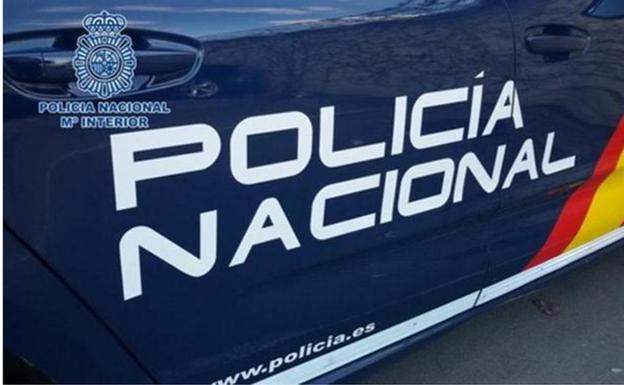 Vehículo de la Policía Nacional con el que fue localizado el joven autor de estos delitos.