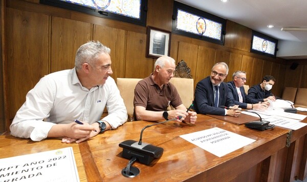 El alcalde y el concejal de Personal junto a los representantes sindicales del Ayuntamiento, en la firma del acuerdo de la Relación de Puestos de Trabajo.