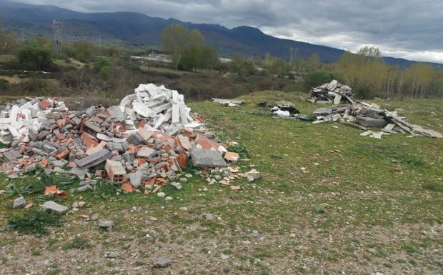 Vertido de escombros en las inmediacioens del Centro Logístico (Cylog) de Ponferrada./