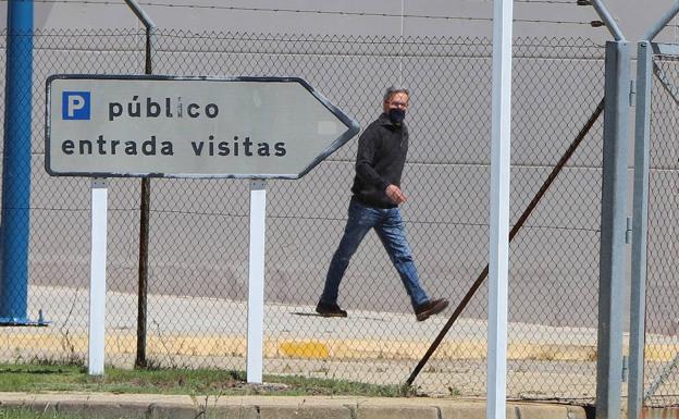 Pedro Muñoz, a su salida del Centro Penitenciario de León. /i.Santos/M.Fernández
