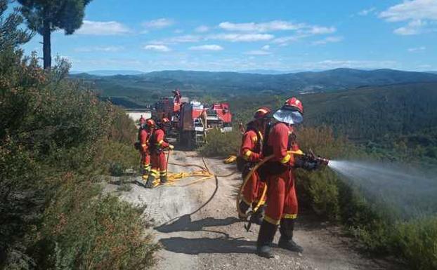 Ejercicios de formación en lucha contra incendios forestales del batallón de emergencias de la UME en Vega de Espinareda.
