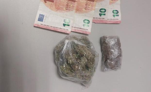 Imagen del dinero y la droga intervenida por la Policía Municipal./