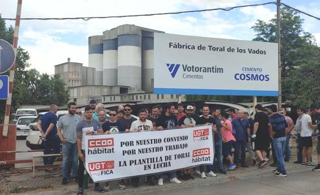 Protesta de los trabajadores de Cementos Cosmos en Toral de los Vados./