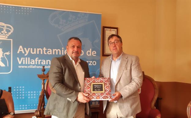 El presidente de la Diputación, junto al alcalde de Villafranca del Bierzo.