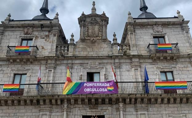 La fachada del Ayuntamiento de Ponferrada ya luce «orgullosa» la bandera arcoíris.
