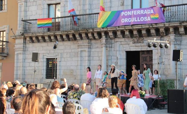 Ponferrada celebró en la Plaza del Ayuntamiento el Día del Orgullo./