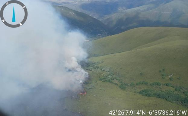 Imagen del incendio en Montes de Valdueza./JCYl