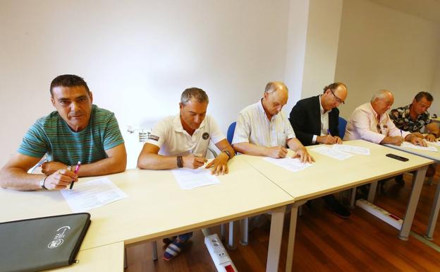 Firma del preacuerdo del convenio de la pizarra para Castilla y León. 