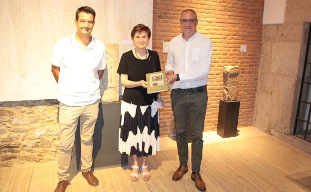 El alcalde de Ponferrada recibió el facsímil del libro 'Tristán e Isolda' de manos de la ponferradina Julia Rodríguez Barredo. 