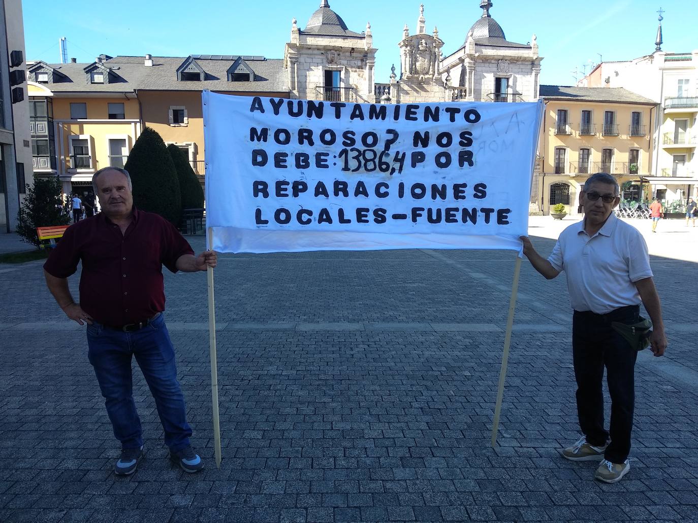 Protesta de la Asociación de Vecino La Estación-Temple ante el Ayuntamiento de Ponferrada.