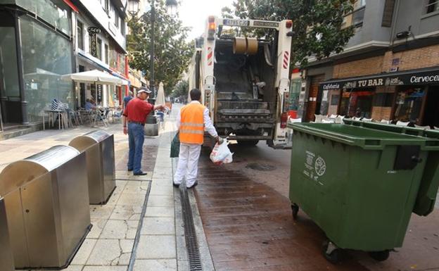 Recogida de basuras en Ponferrada. /César Sánchez
