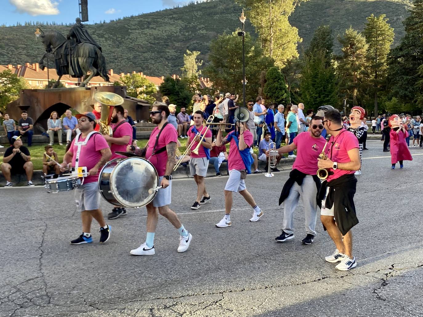 Desfile de carrozas en las fiestas de la Encina