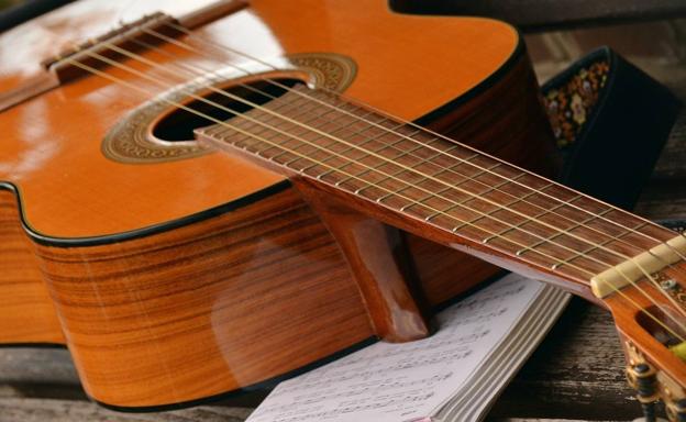 Cacabelos busca dos profesores de guitarra para su escuela municipal de música