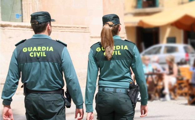 Una pareja de la Guardia Civil presta su servicio en una localidad rural de la provincia de León.