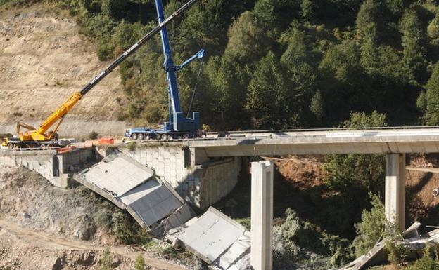 Comienzo del desmontaje de las pilas 1 y 2 del viaducto del Castro sentido A Coruña de la A-6 en Vega de Valcarce. 
