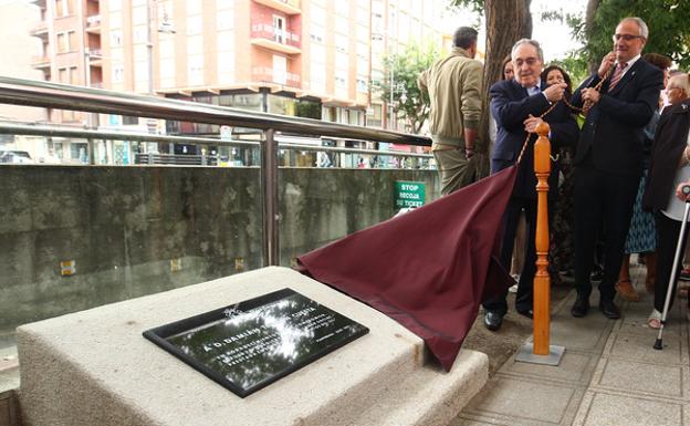 Inauguración de la placa en homenaje al presidente del Banco de Alimentos del Sil, Damián Tascón./César Sánchez