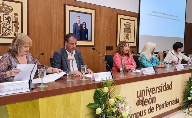 Imagen de la inauguración del programa de la Universidad de la Experiencia en Ponferrada.