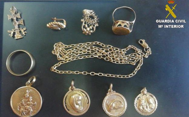 Imagen de algunas de las joyas sustraídas que han sido recuperadas por la Guardia Civil. .