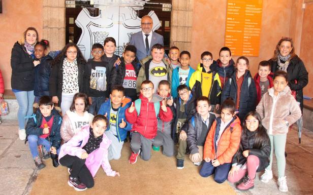 El alcalde junto a los alumnos y profesores del colegio Peñalba de Ponferrada./