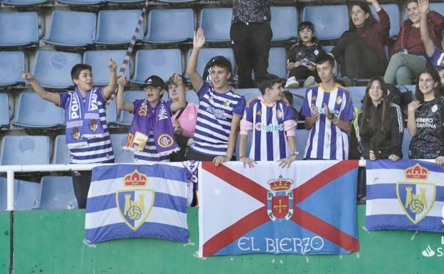 Aficionados de la Ponferradina en el Estadio de El Sardinero. /LaLIga