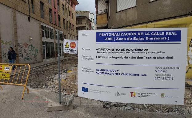 Obras de urbanización de la calle Real de Ponferrada afectada por la Zona de Bajas Emisiones (ZBE).