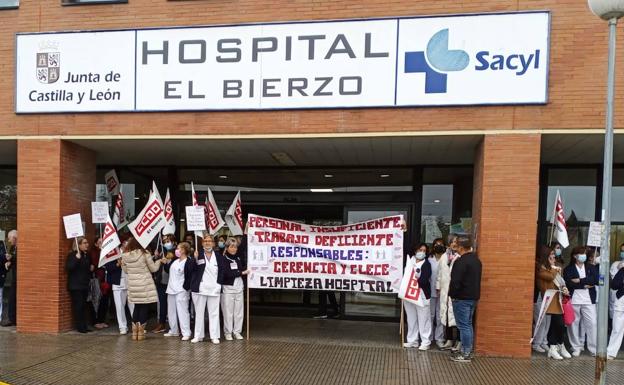 Protesta de las trabajadoras de la limpieza ante el Hospital del Bierzo.