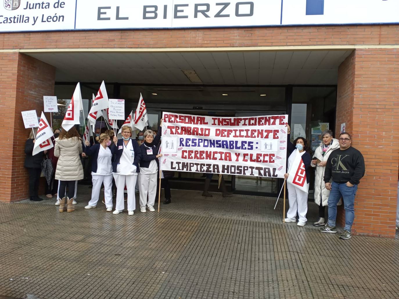 Protesta de las trabajadoras del servicio de limpieza del Hospital del Bierzo.