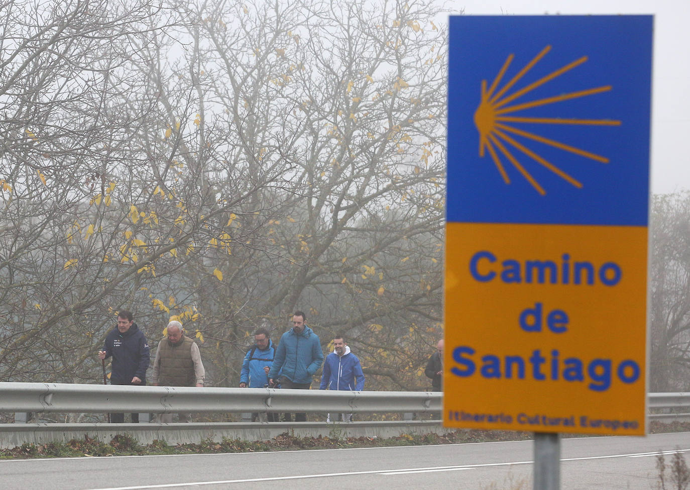 l presidente de la Junta de Castilla y León, Alfonso Fernández Mañueco, durante el comienzo de la etapa del tramo del Camino de Santiago entre Cacabelos y Villafranca del Bierzo 