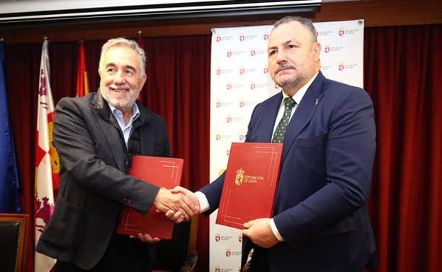 El presidente de la Diputación y su homólogo de la SD Ponferradina, durante la firma del convenio./César Sánchez